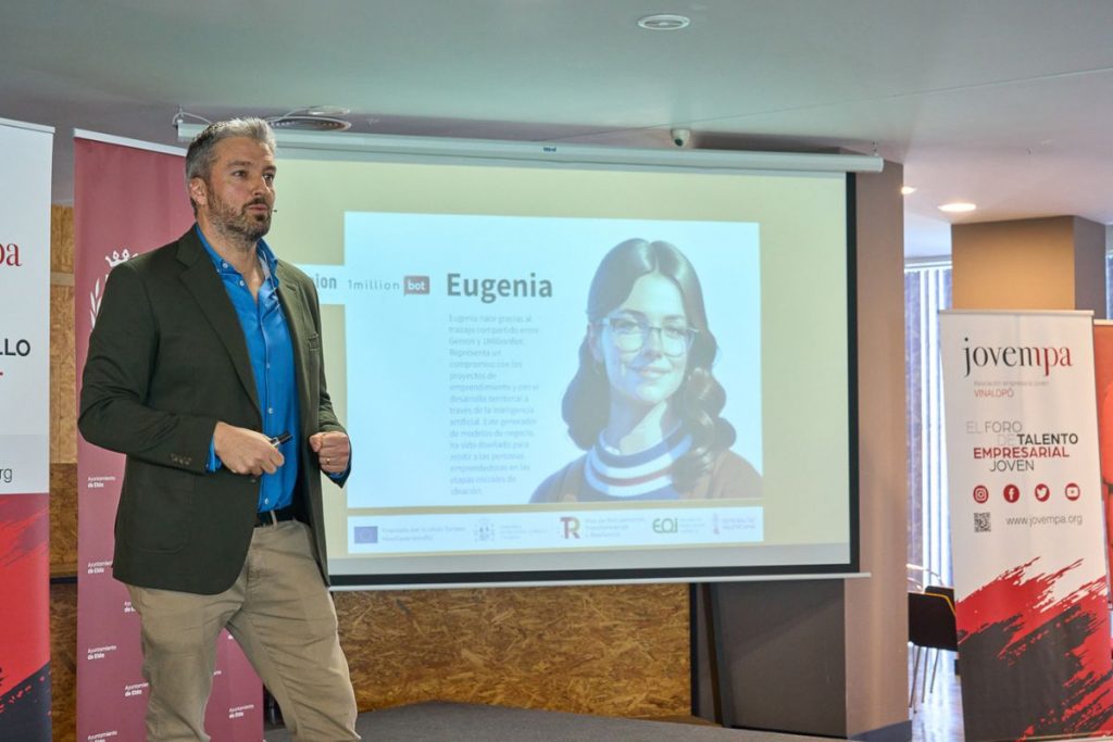 Diego Tomás durante la presentación del asistente Eugenia